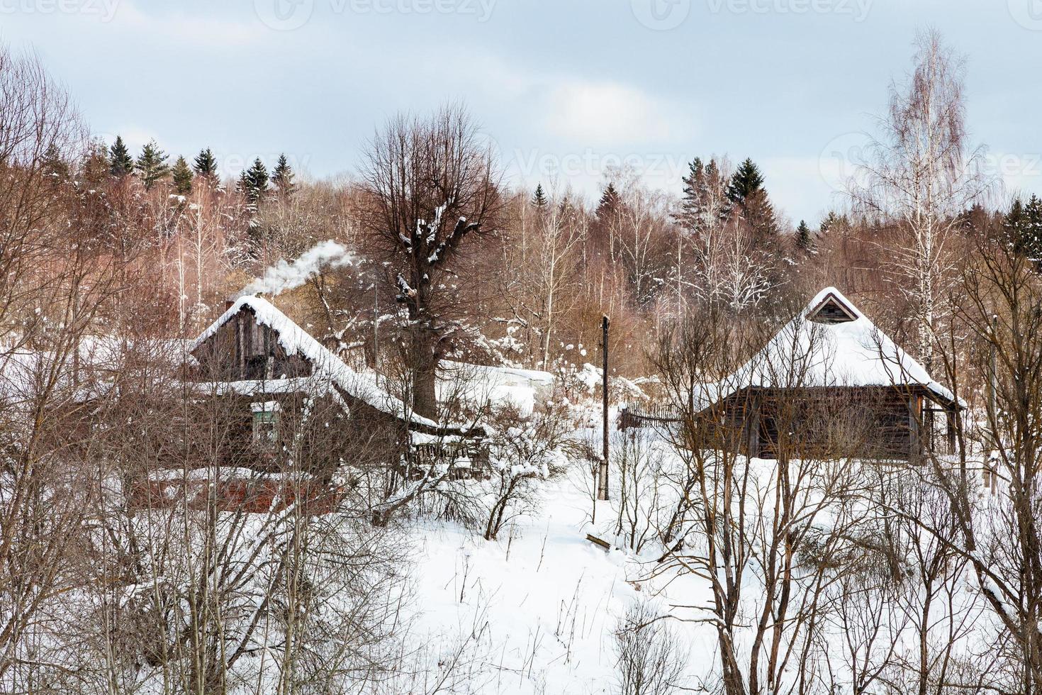 vieilles maisons rurales dans un petit village en hiver photo