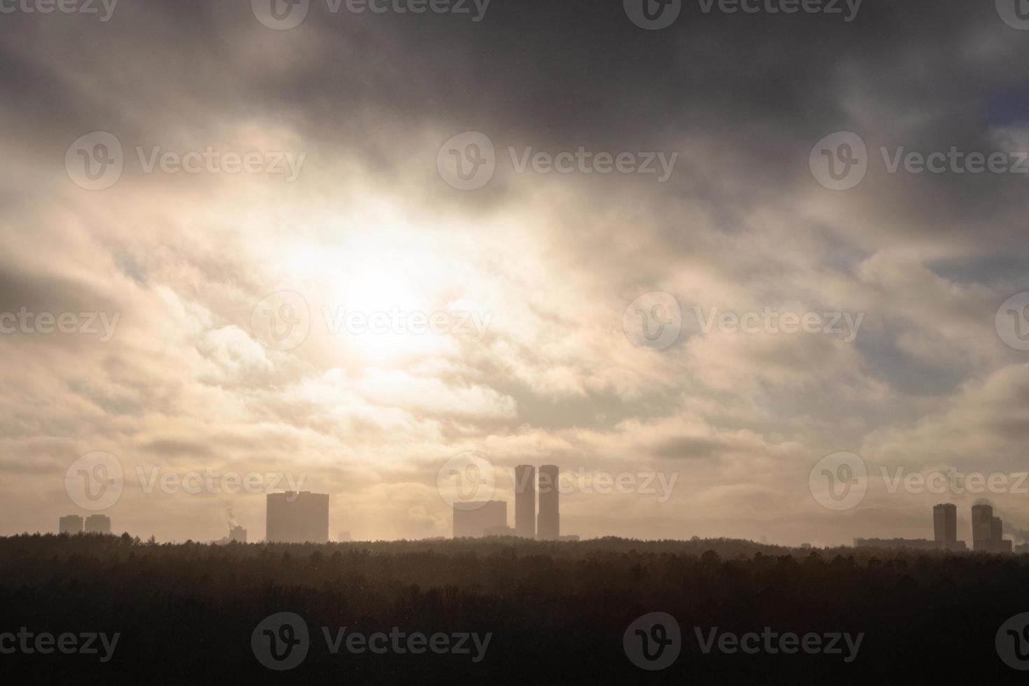 smog sur le parc de la ville et les maisons urbaines à l'horizon photo