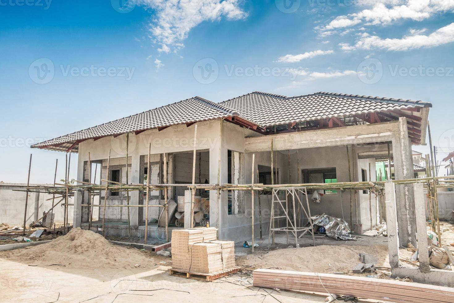 construction d'une nouvelle maison résidentielle en cours sur le chantier photo