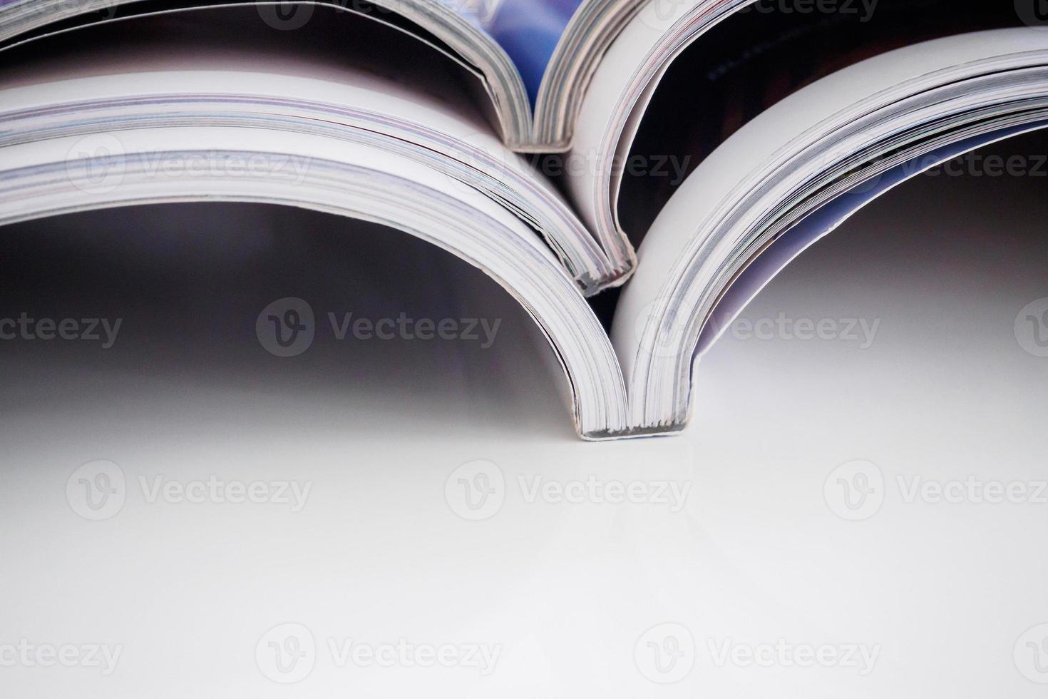 Pile de magazines pile sur table blanche dans le salon photo