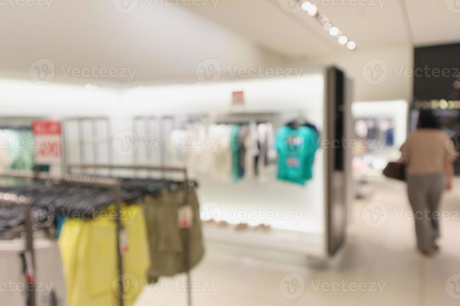 femme boutique de vêtements à la mode affichage de la fenêtre du magasin de vêtements dans le centre commercial flou fond défocalisé photo