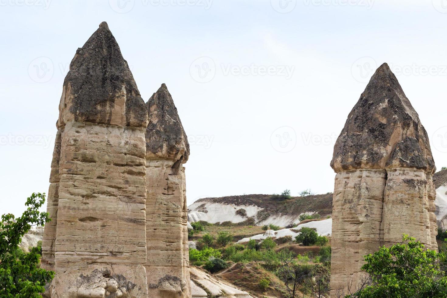 sommets des rochers de la cheminée de fée dans le parc de goreme photo