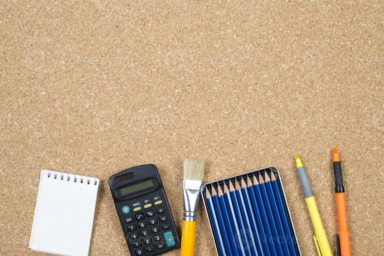 éléments de l'école sur fond de liège avec un espace pour le texte symbolisant la rentrée scolaire photo