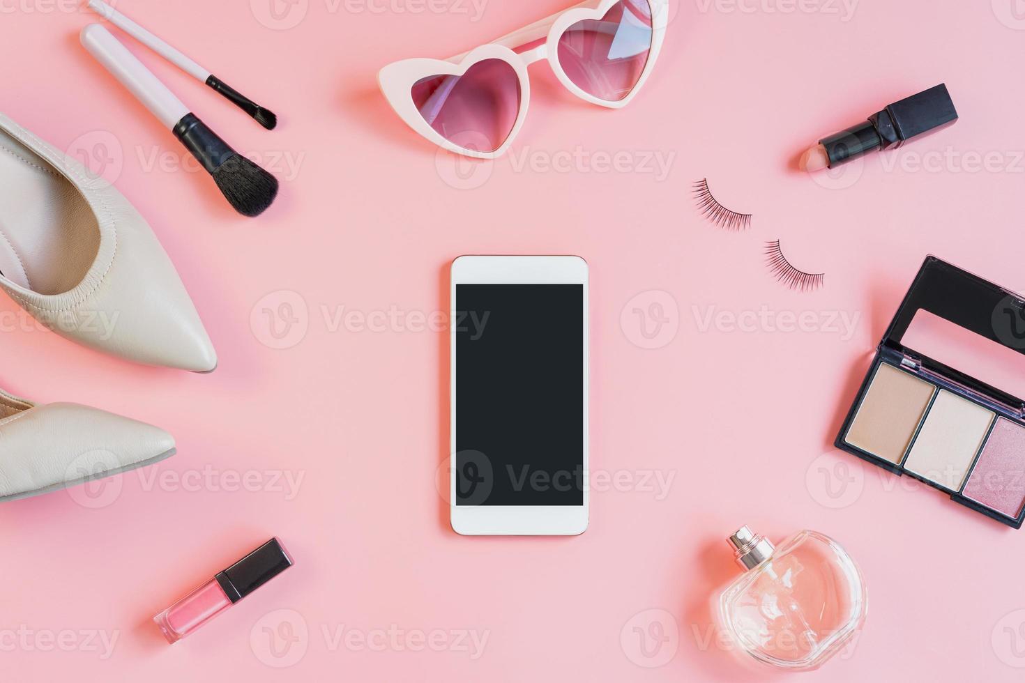 cosmétiques pour femme et articles de mode avec smartphone et espace de copie, vue de dessus photo