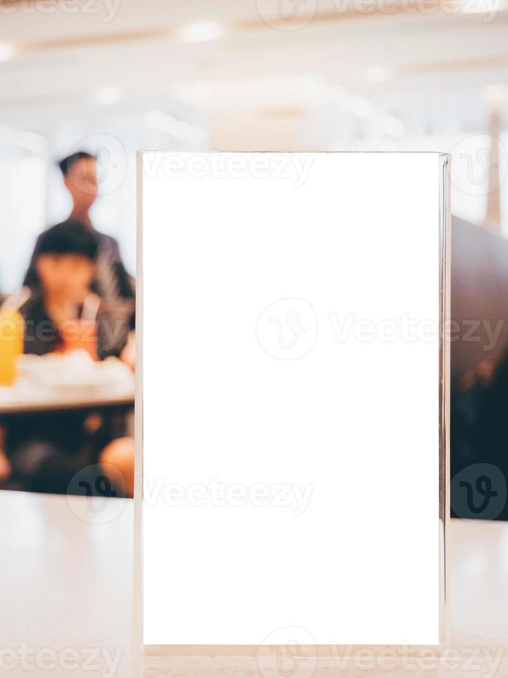 cadre de menu vierge sur table dans un café-restaurant photo