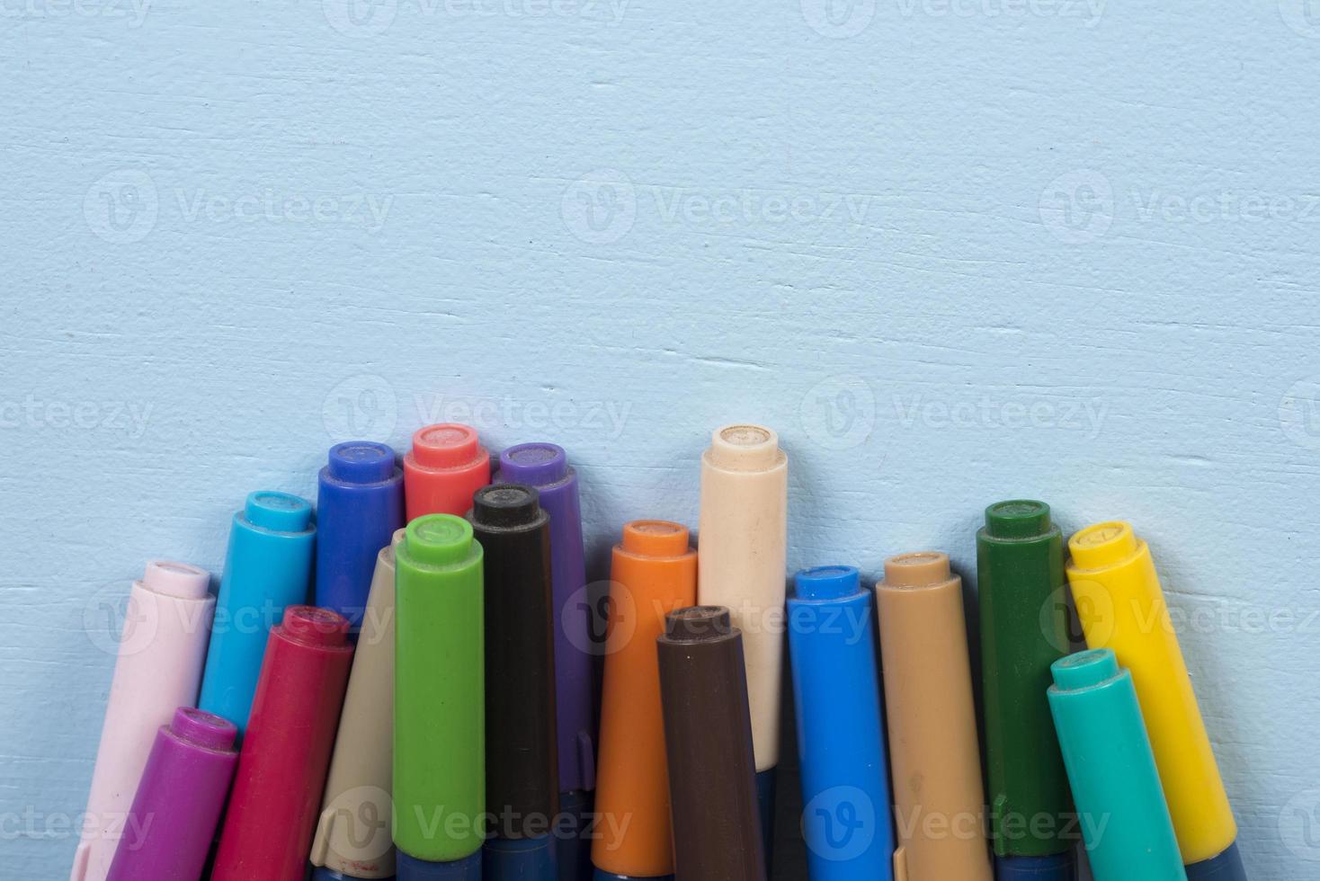 stylos à pointe de stylo sur fond bleu et avec espace pour le texte photo