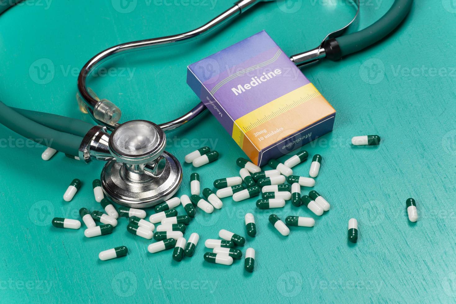 concept médical et de maladie de soins de santé. pilules et fond d'équipement médical avec une boîte de médicaments faux écrire des médicaments. photo