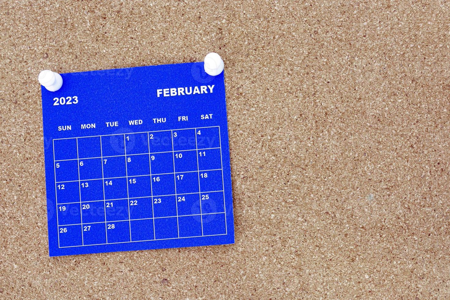 février 2023 calendrier bleu avec épingle sur panneau d'affichage en liège. photo