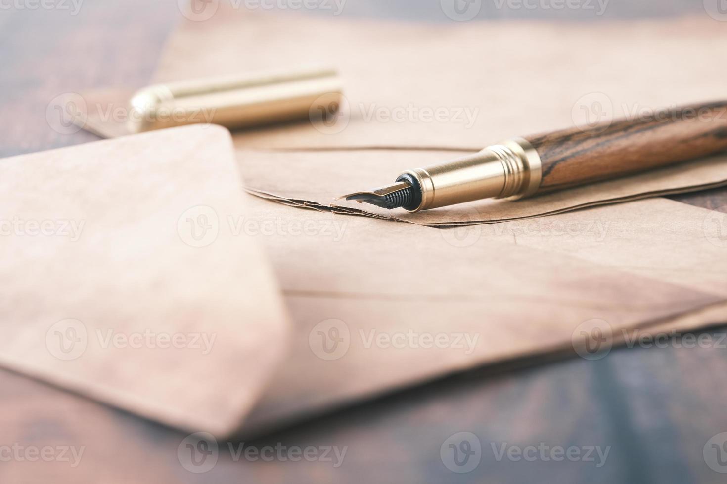 enveloppe, papier vide et stylo plume sur table photo