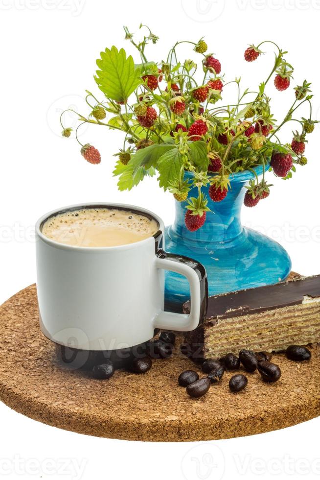 café avec gâteau sur planche de bois et fond blanc photo