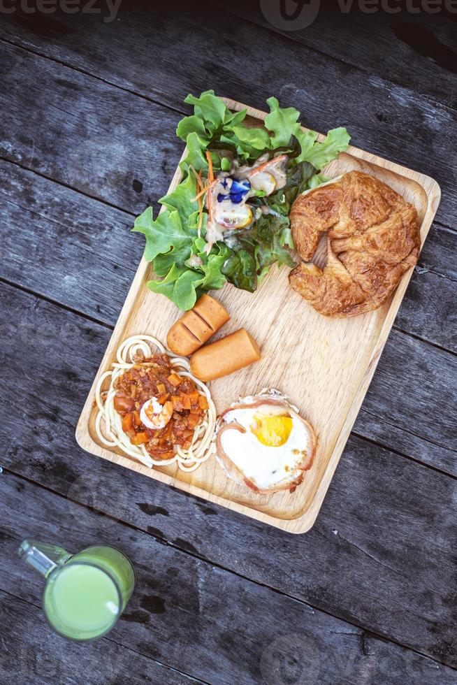 petit-déjeuner sur la table , salades d'aliments sains avec jus de goyave photo