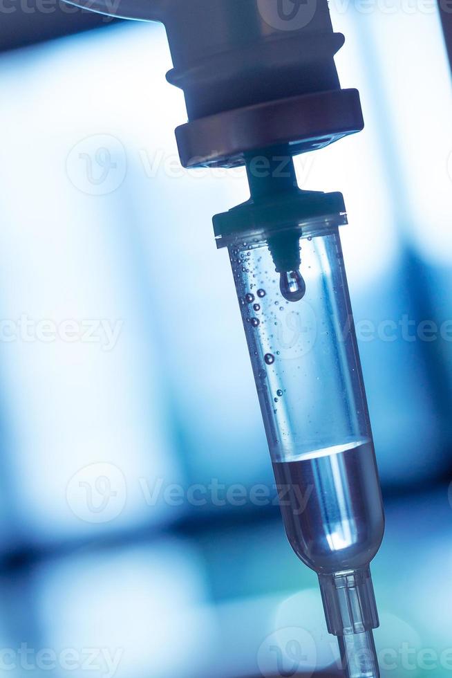 perfusion intraveineuse dans la chambre d'hôpital photo