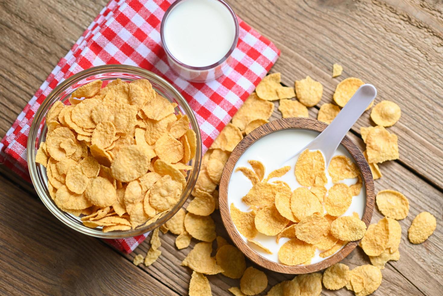 bol de cornflakes petit-déjeuner et collation pour un concept d'alimentation saine, petit-déjeuner matinal céréales complètes fraîches, cornflakes avec du lait sur fond de nourriture de table photo