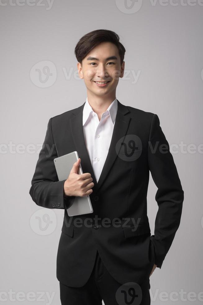 jeune homme d'affaires portant costume sur fond blanc studio photo