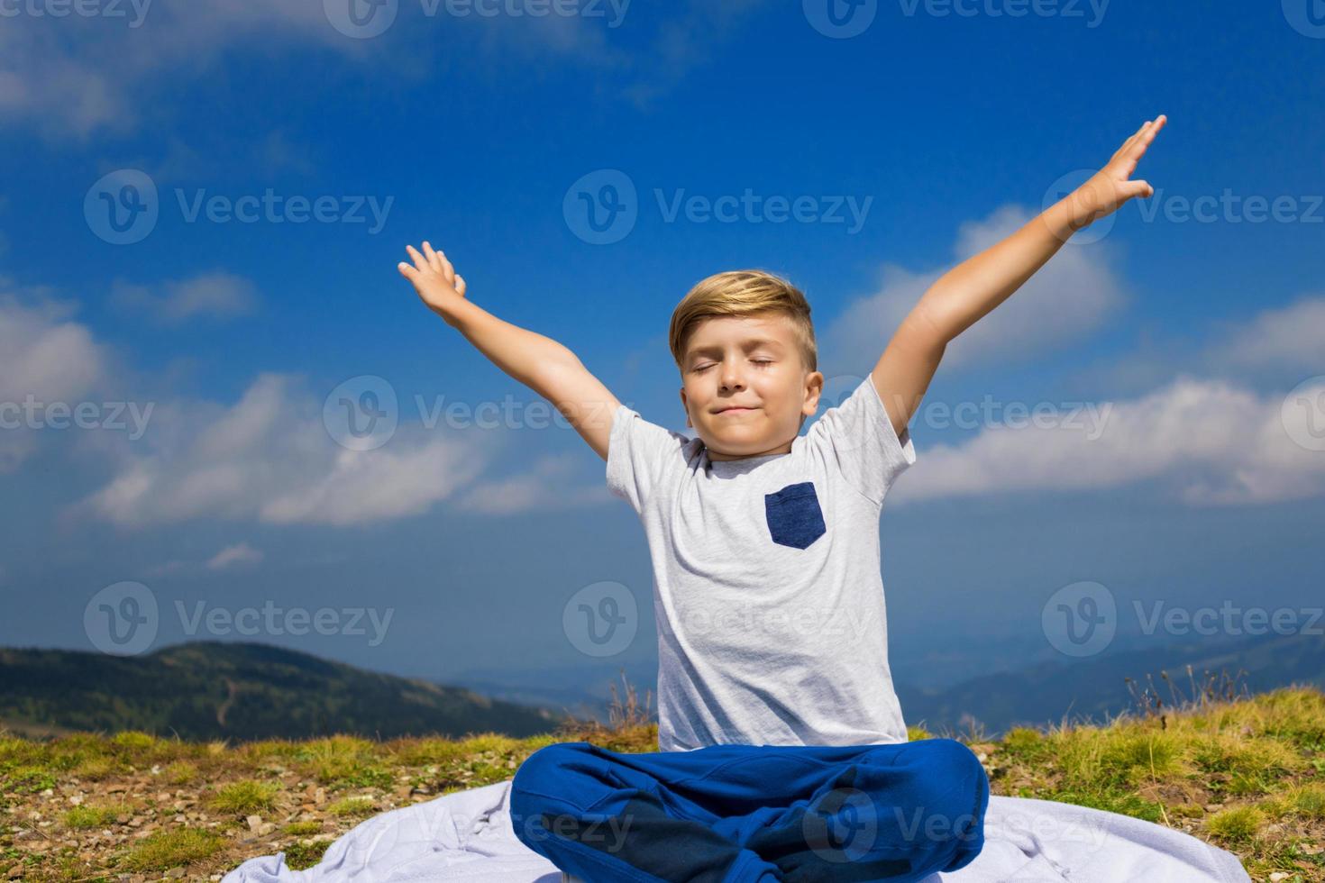 enfant insouciant avec les bras tendus contre le ciel. photo