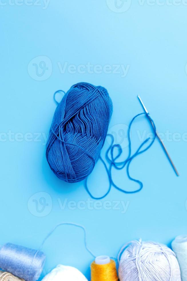 crocheter. un écheveau et une pelote de laine pour tricoter. 4748831 Photo  de stock chez Vecteezy