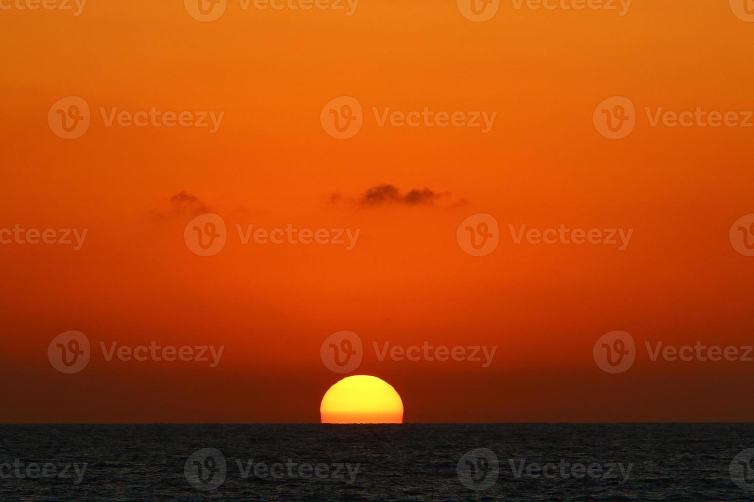 le soleil se couche sous l'horizon sur la mer méditerranée dans le nord d'israël. photo