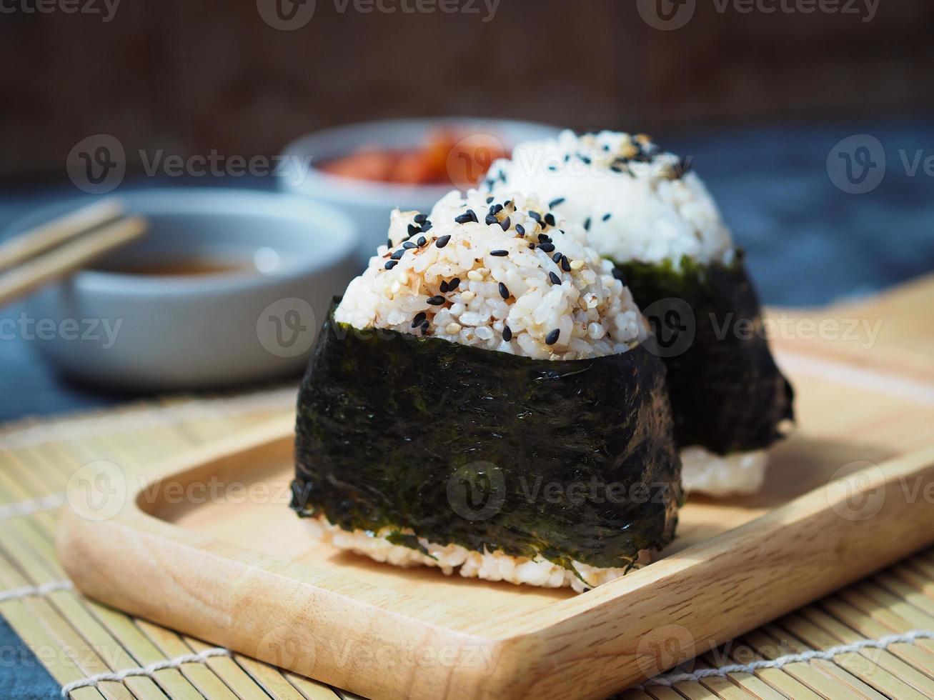 cuisine traditionnelle japonaise onigiri, riz cuit à la vapeur en forme de triangle avec algues. photo