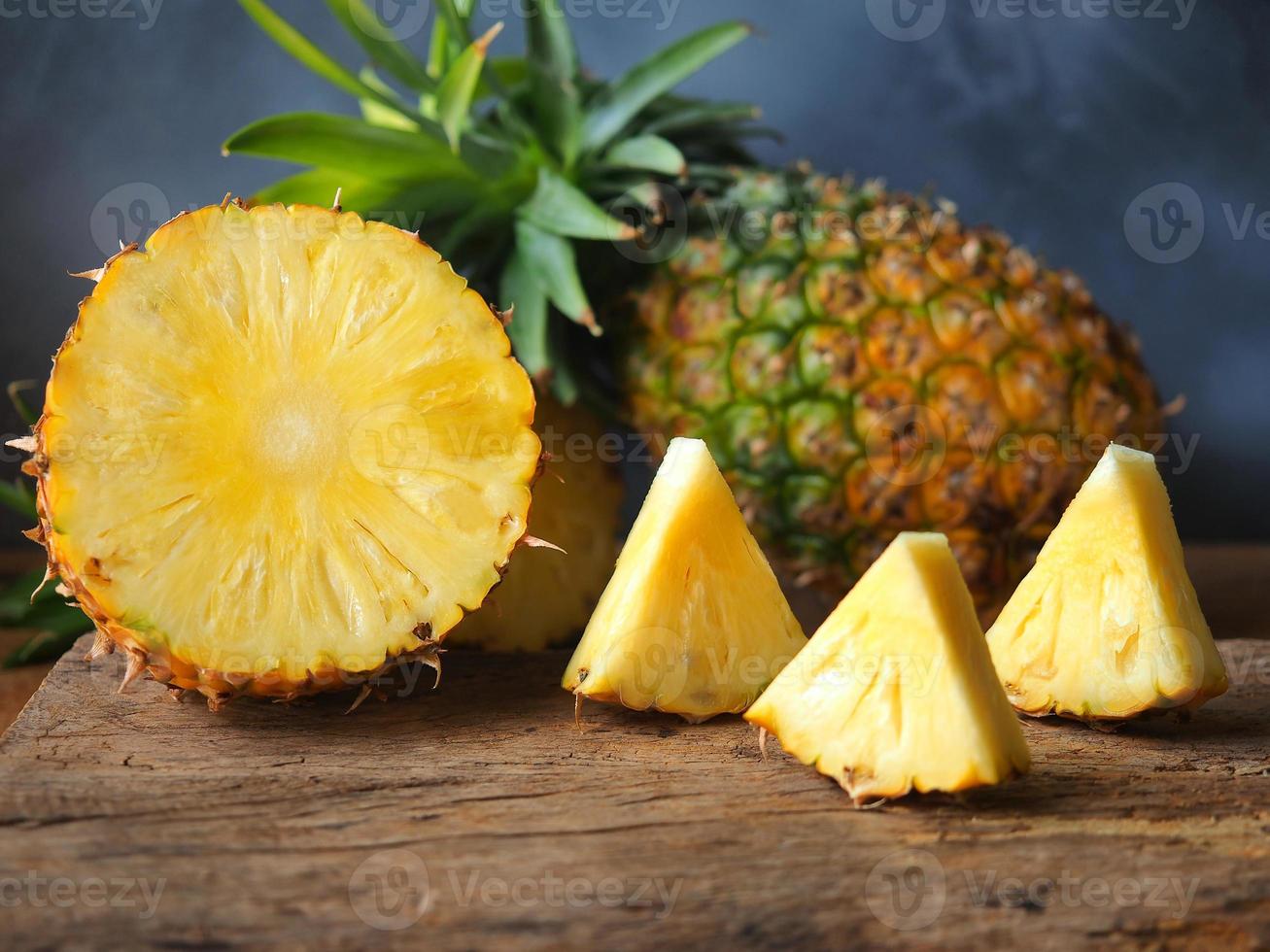 fruit d'ananas mûr coupé en deux et en forme de triangle. photo