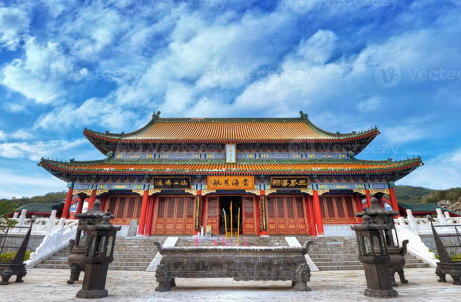 temple chinois avec un beau fond de ciel bleu photo