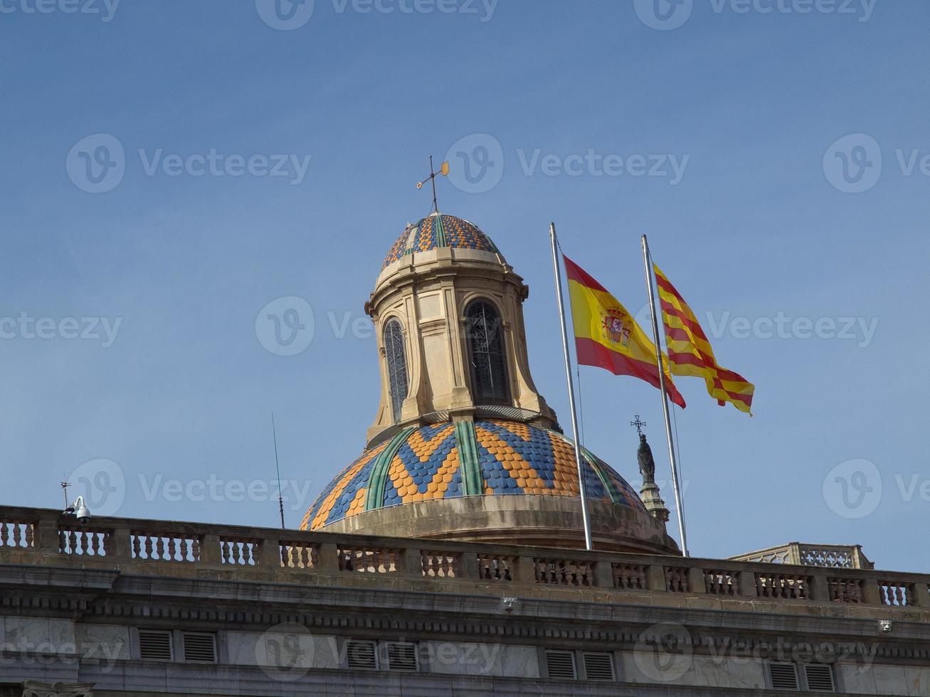 ville de barcelone au bord de la mer méditerranée photo