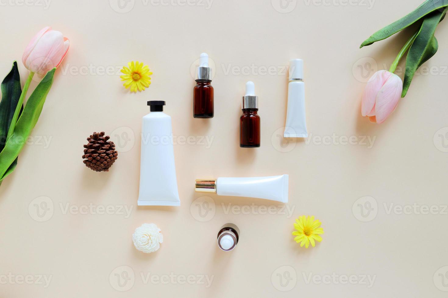 mise à plat de divers produits de soin et de beauté bio pour maquette avec fleur dans un style minimal photo