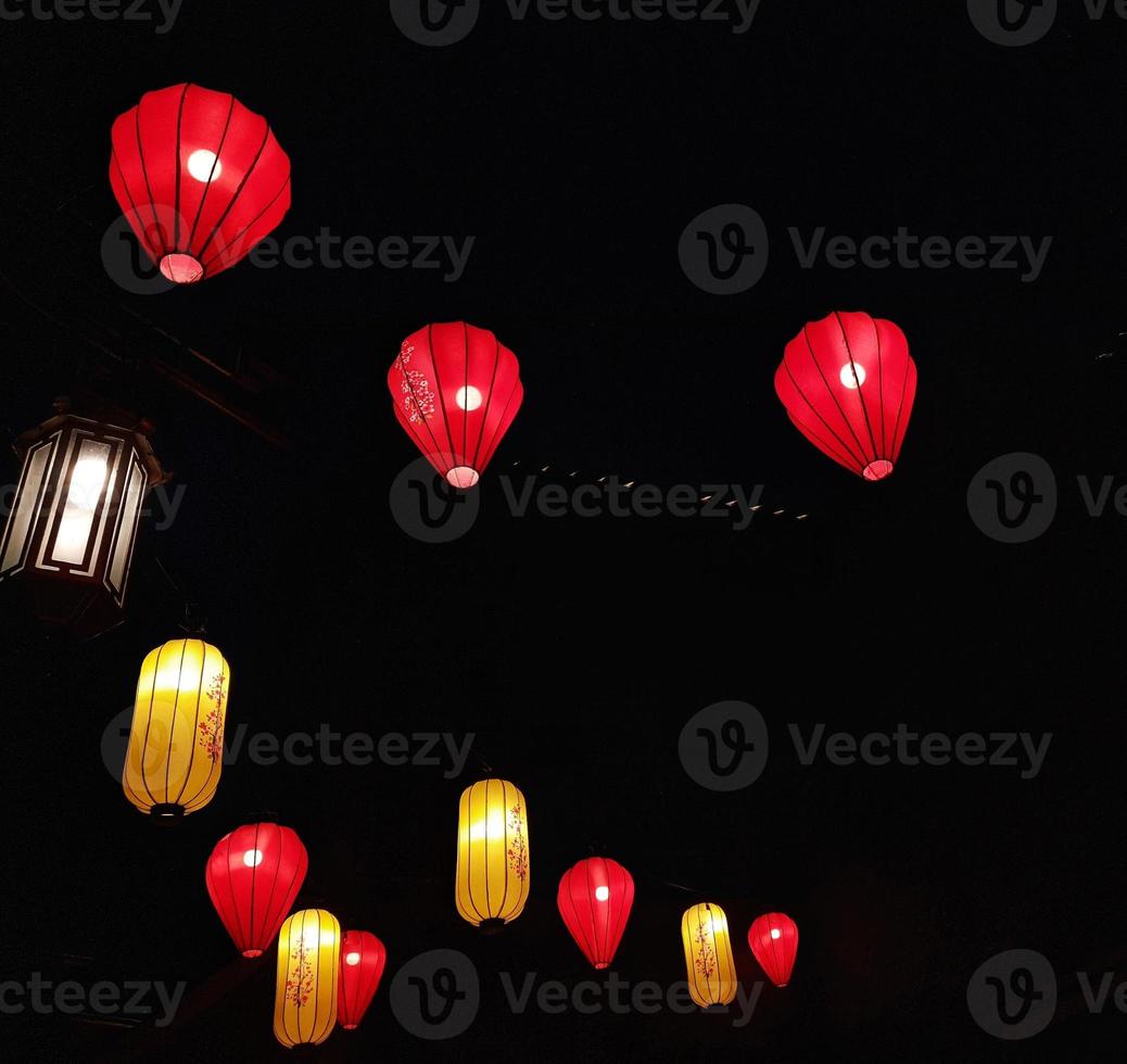 lanterne en papier la nuit, lors d'un festival chinois à pantai indah kapuk. photo