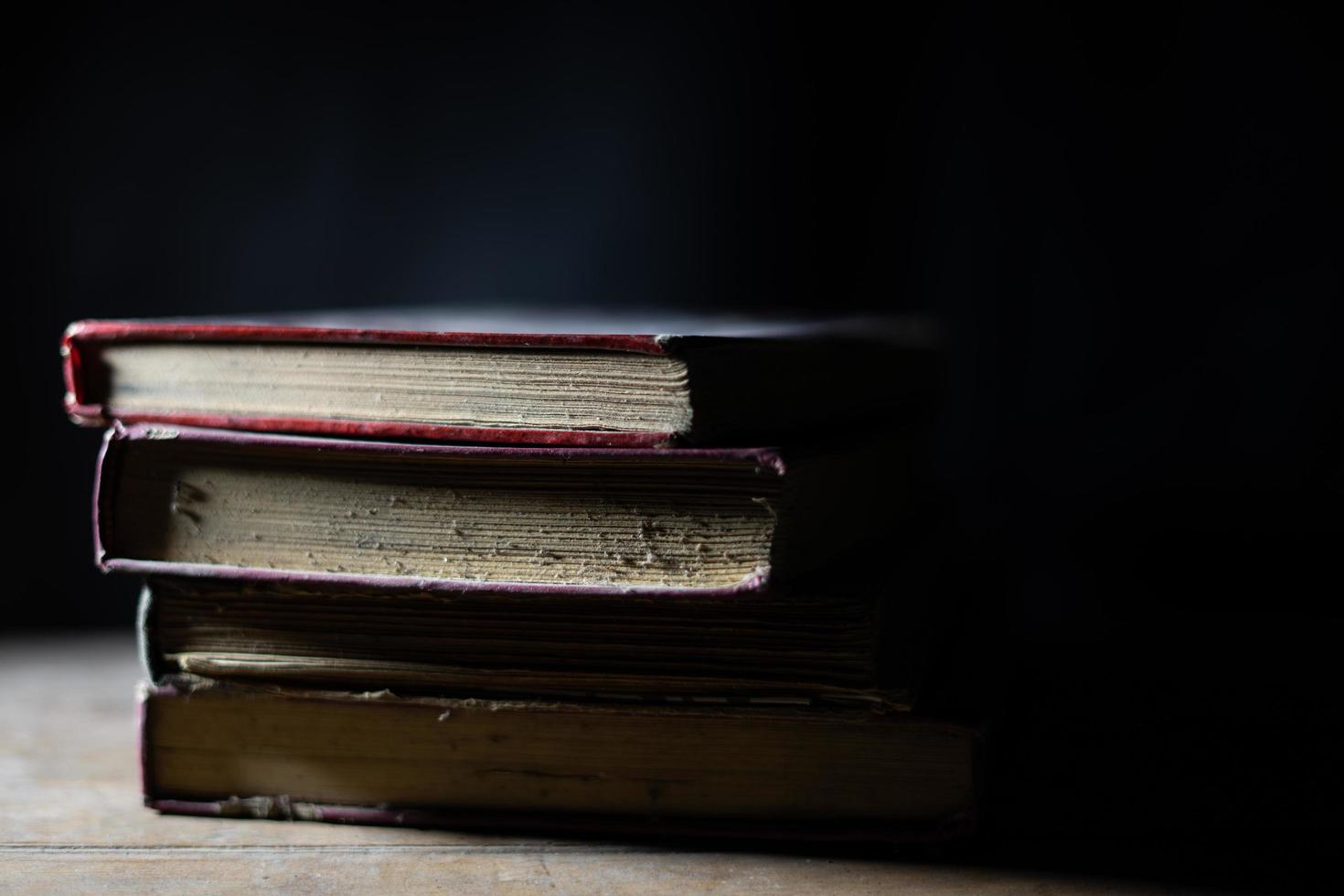 une collection de vieux livres patinés en tas. arrière-plans de thème vintage et rétro photo