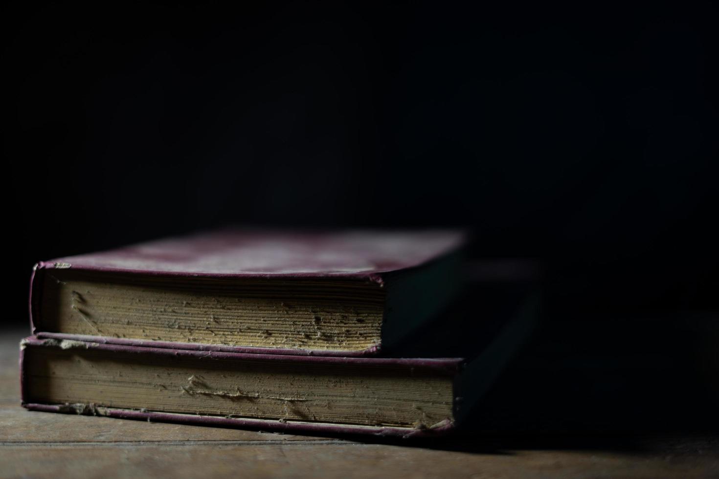 une collection de vieux livres patinés en tas. arrière-plans de thème vintage et rétro photo