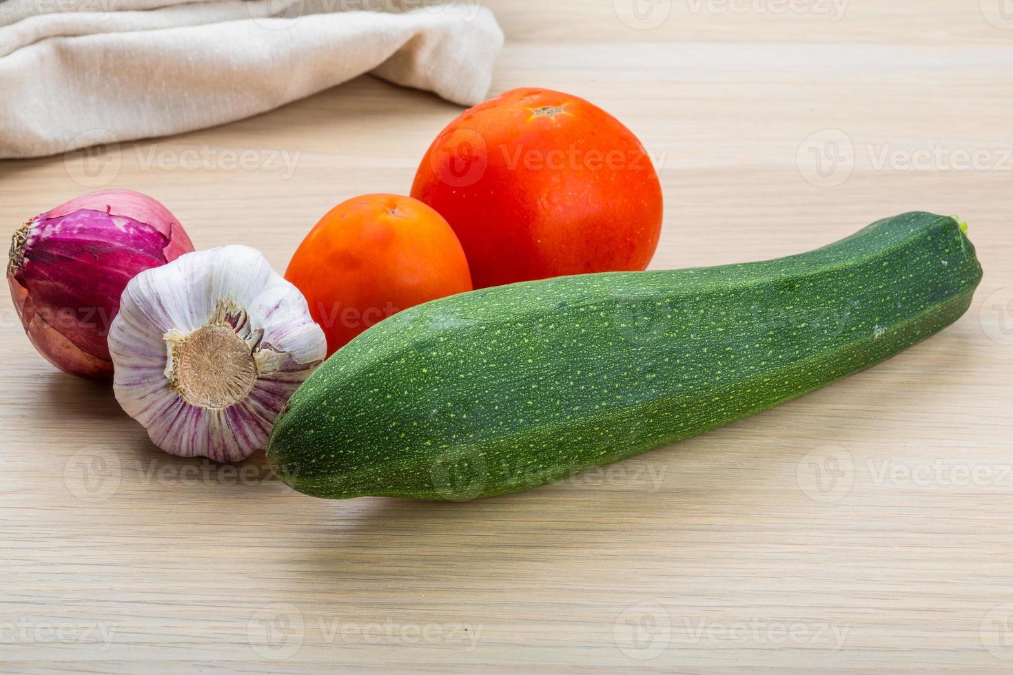 courgettes sur fond de bois photo