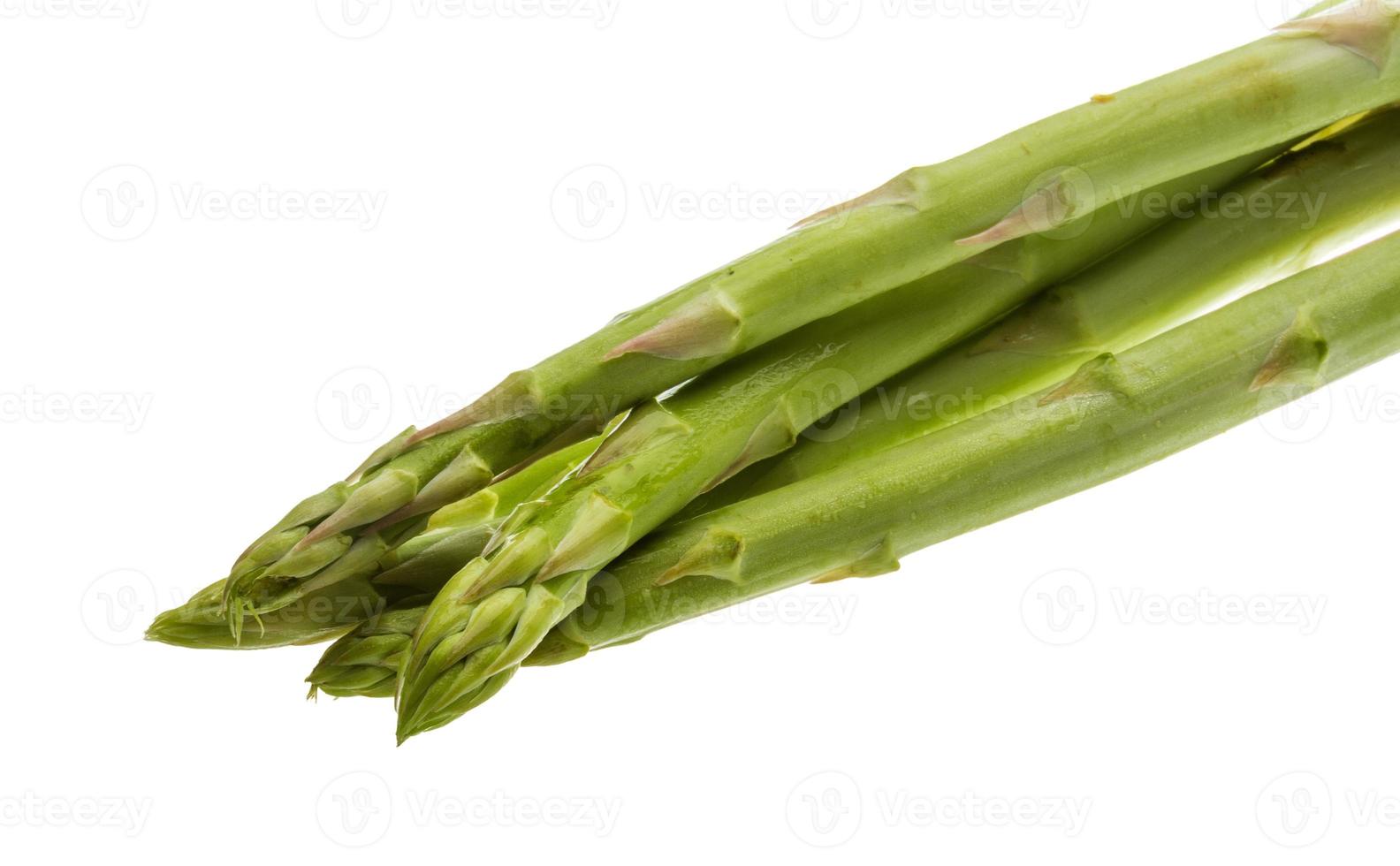 asperges crues sur fond blanc photo