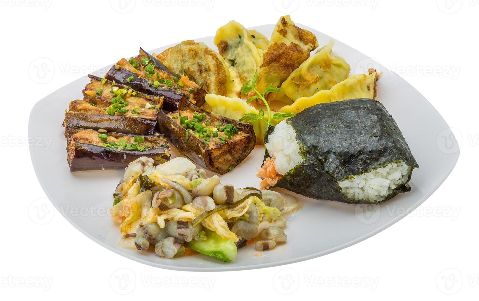 cuisine traditionnelle japonaise sur l'assiette et fond blanc photo