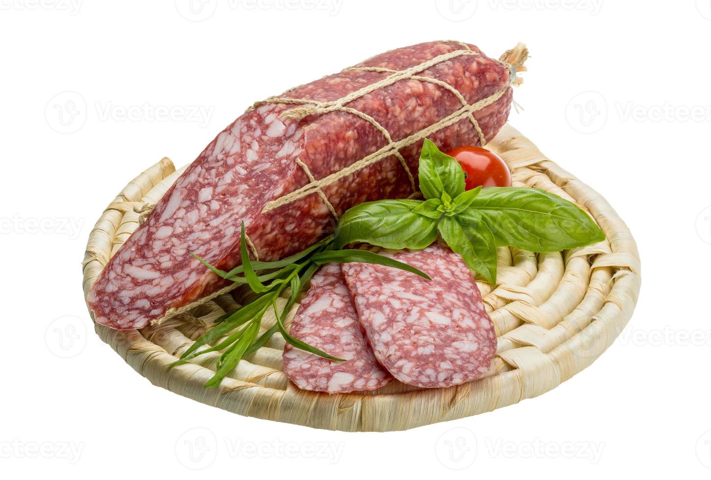 salami sur planche de bois et fond blanc photo