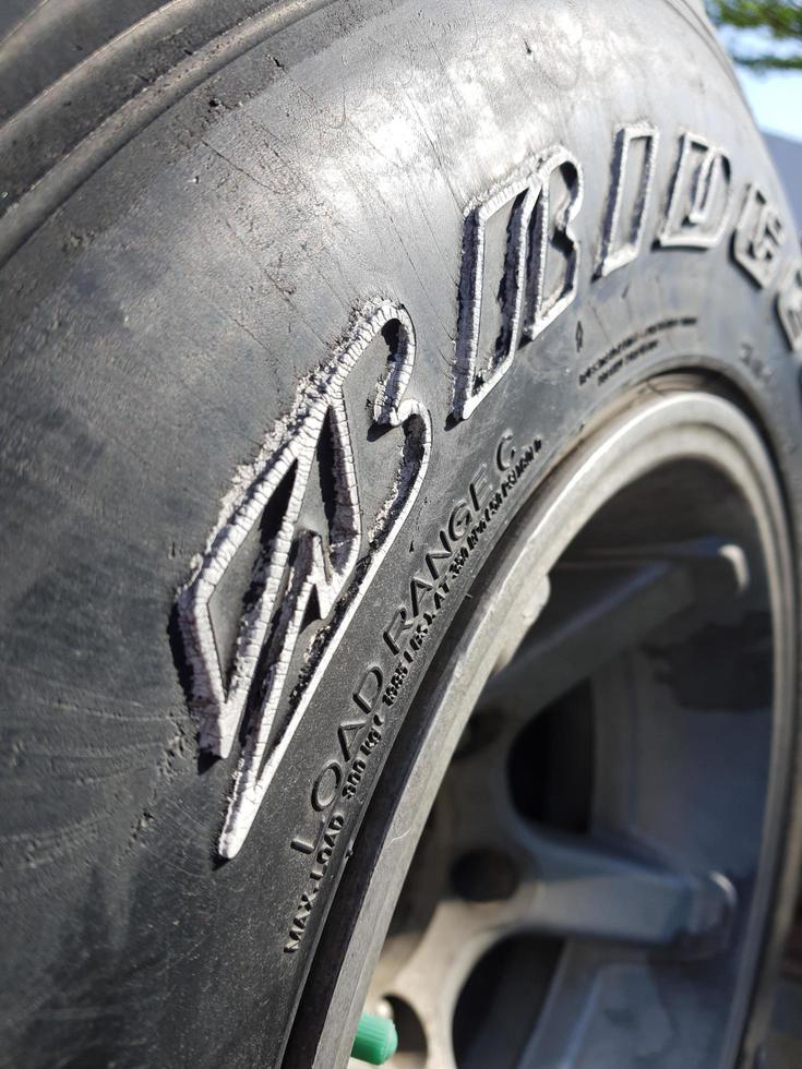 West java, indonésie en avril 2021. photo en gros plan d'un pneu de voiture avec la marque bridgestone.