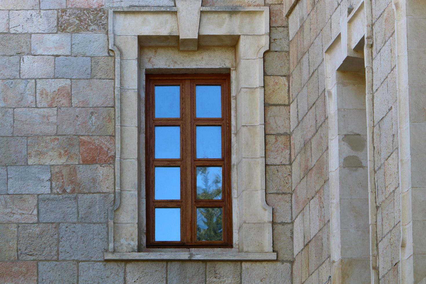haifa israël 19 mai 2019. petite fenêtre sur la façade d'un immeuble résidentiel. photo