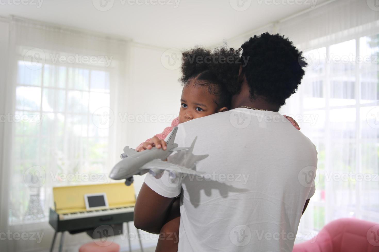 joyeuse famille multiethnique et leurs loisirs à la maison photo