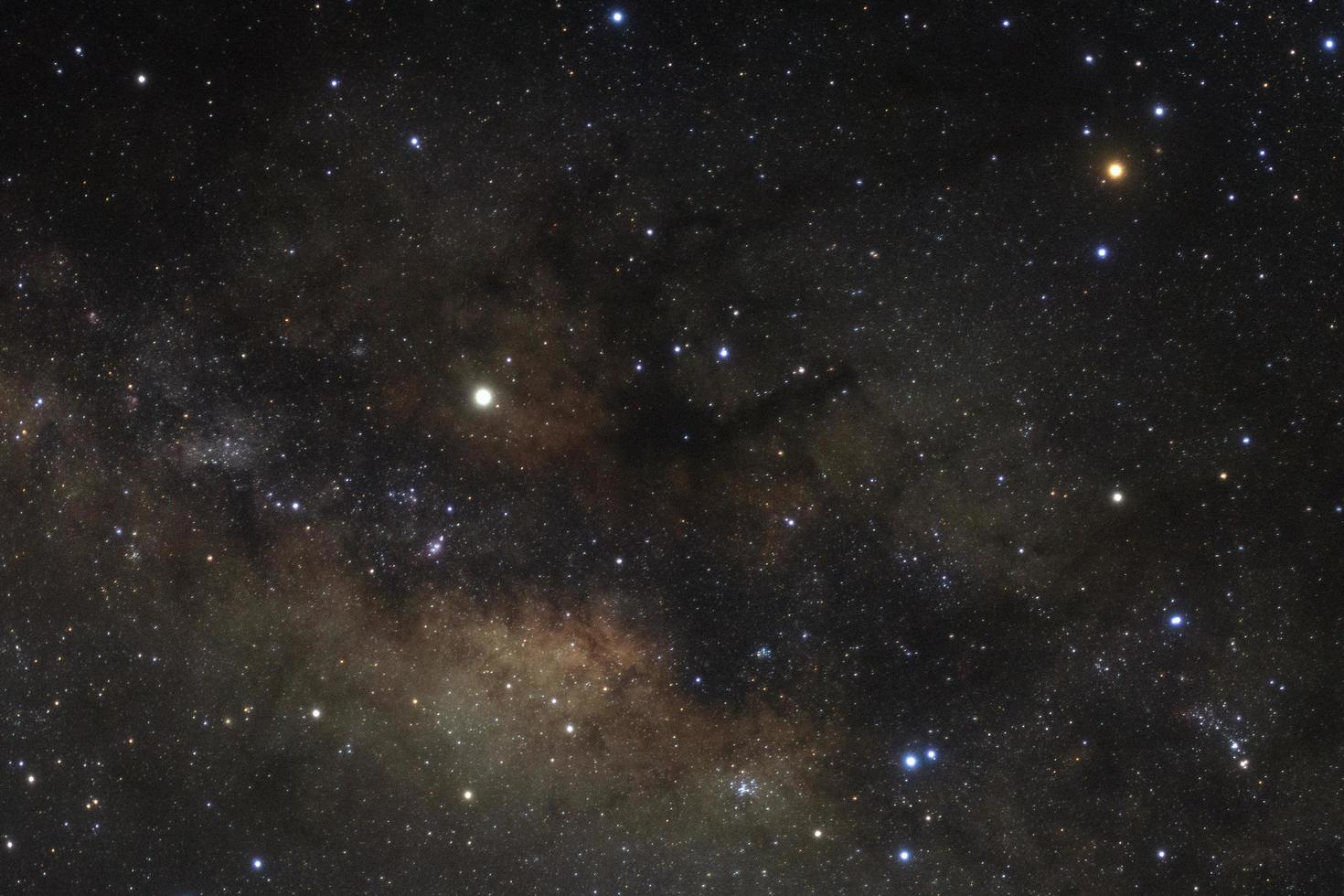 galaxie de la voie lactée avec étoiles et poussière spatiale dans l'univers, photographie longue exposition, avec grain. photo