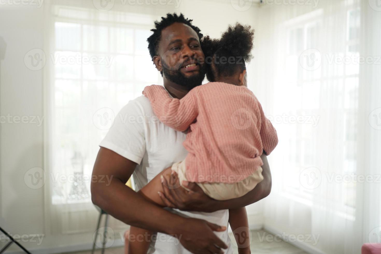 joyeuse famille multiethnique et leurs loisirs à la maison photo