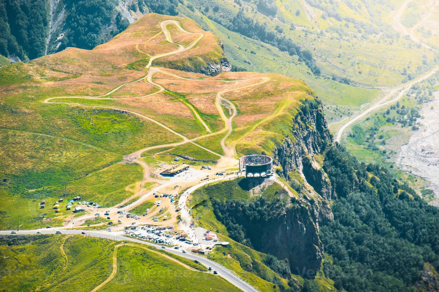 survol aérien du parc national de kazbegi dans les montagnes du caucase. russie géorgie amitié monument debout à gudauri et vue cinématographique montagnes du caucase ultrahd 4k images photo