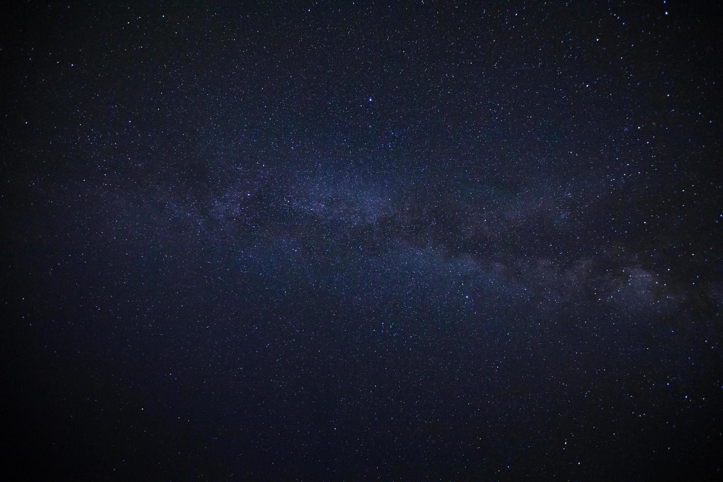 galaxie de la voie lactée et poussière spatiale dans l'univers, ciel étoilé de nuit avec des étoiles photo