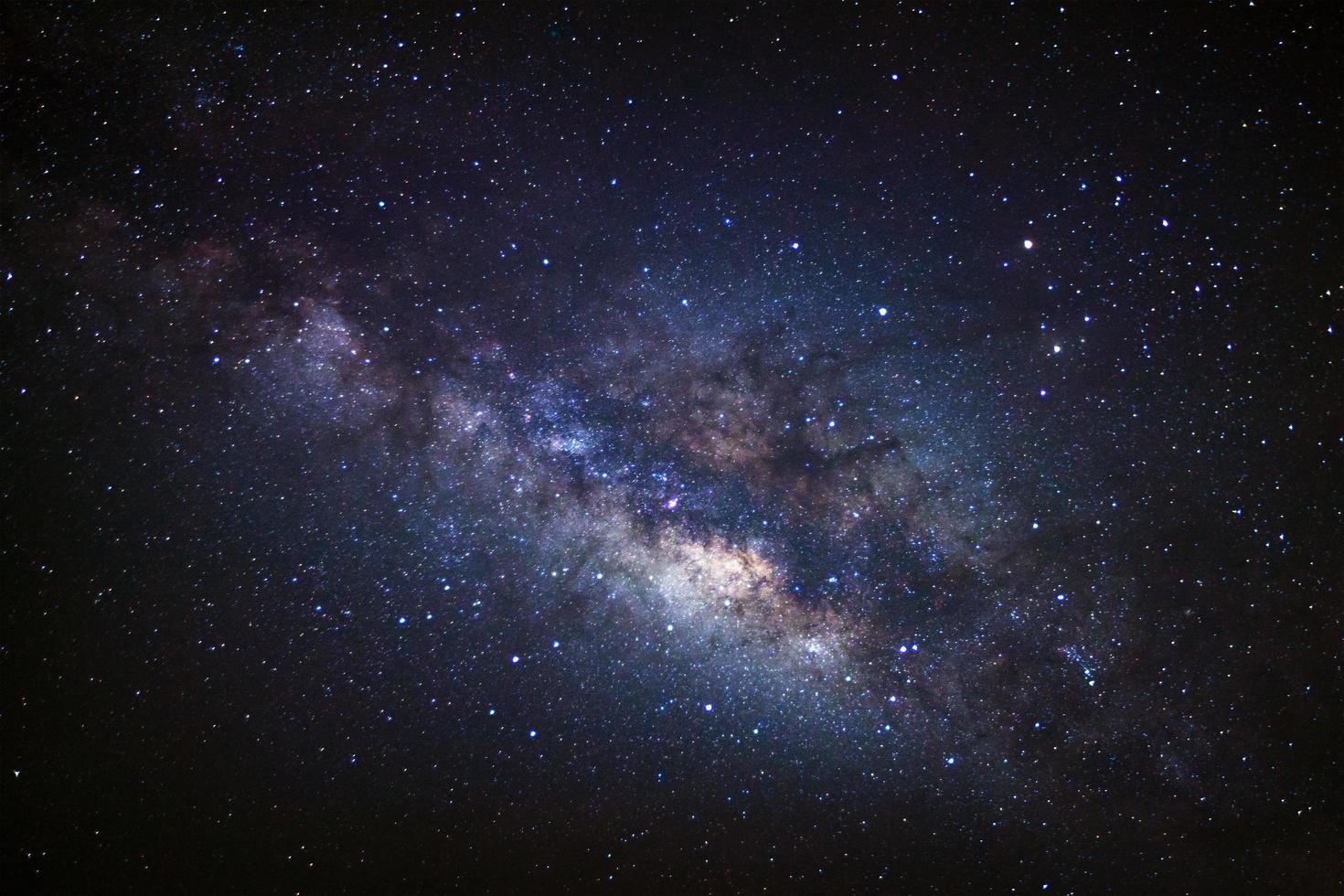 galaxie de la voie lactée avec étoiles et poussière spatiale dans l'univers, photographie longue exposition, avec grain. photo