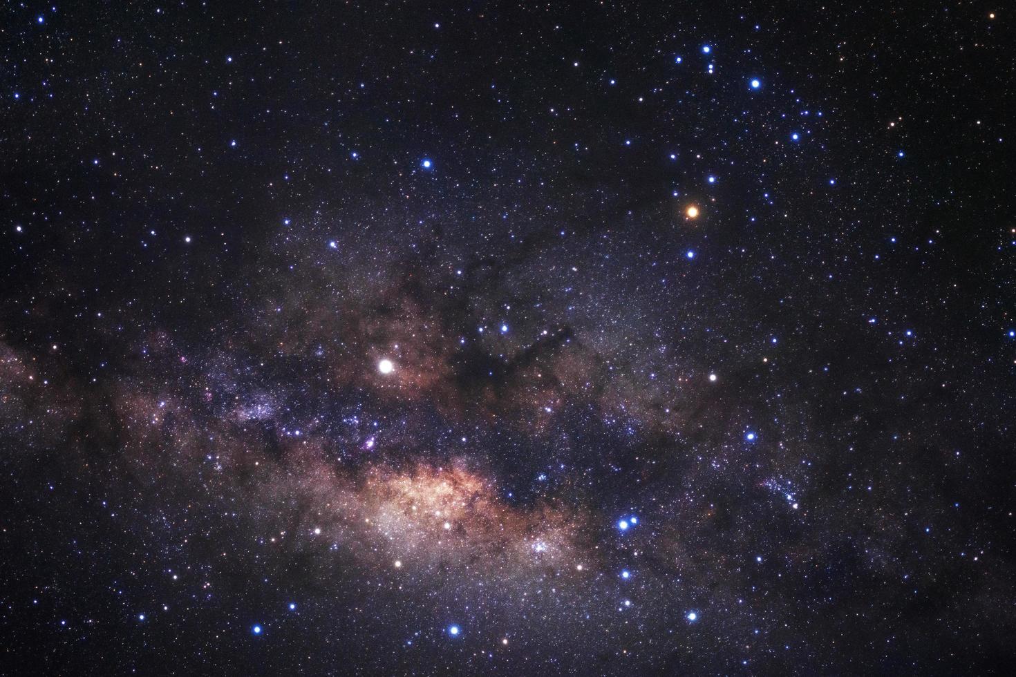 galaxie de la voie lactée avec étoiles et poussière spatiale dans l'univers, photographie longue exposition, avec grain. photo