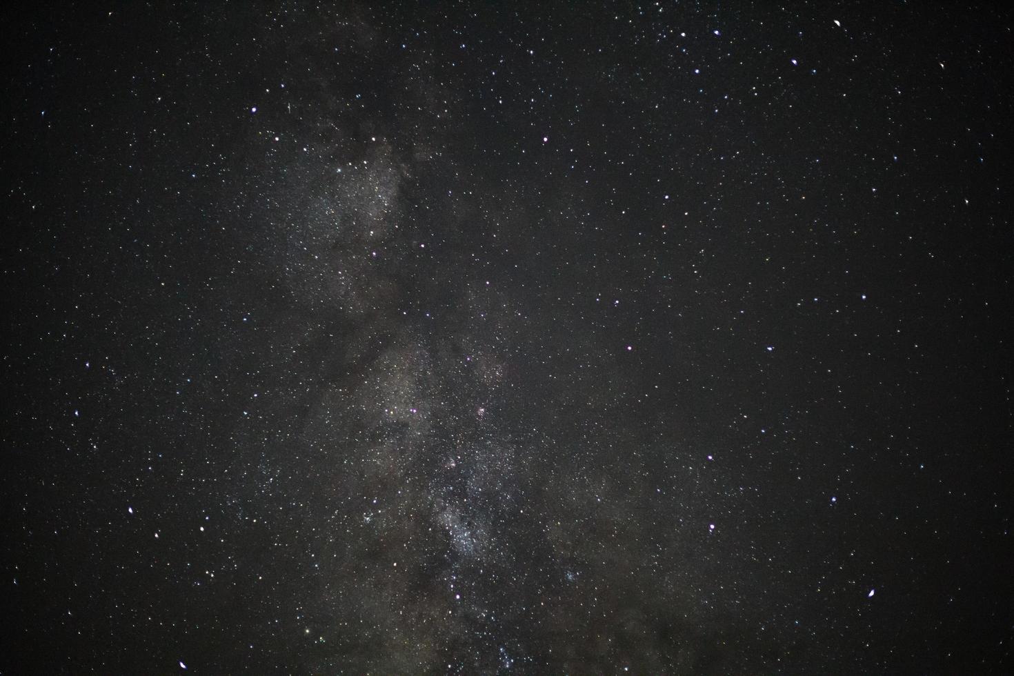 galaxie de la voie lactée avec étoiles et poussière spatiale dans l'univers, photographie longue exposition, avec grain. photo