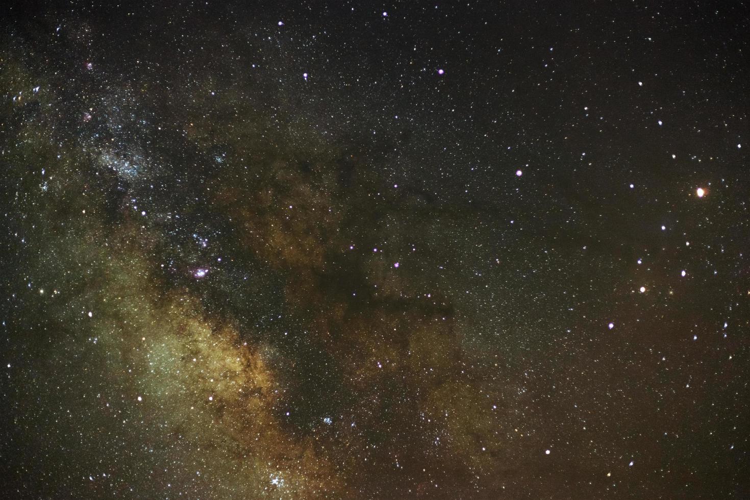 galaxie de la voie lactée avec étoiles et poussière spatiale dans l'univers, photographie longue exposition, avec grain. photo