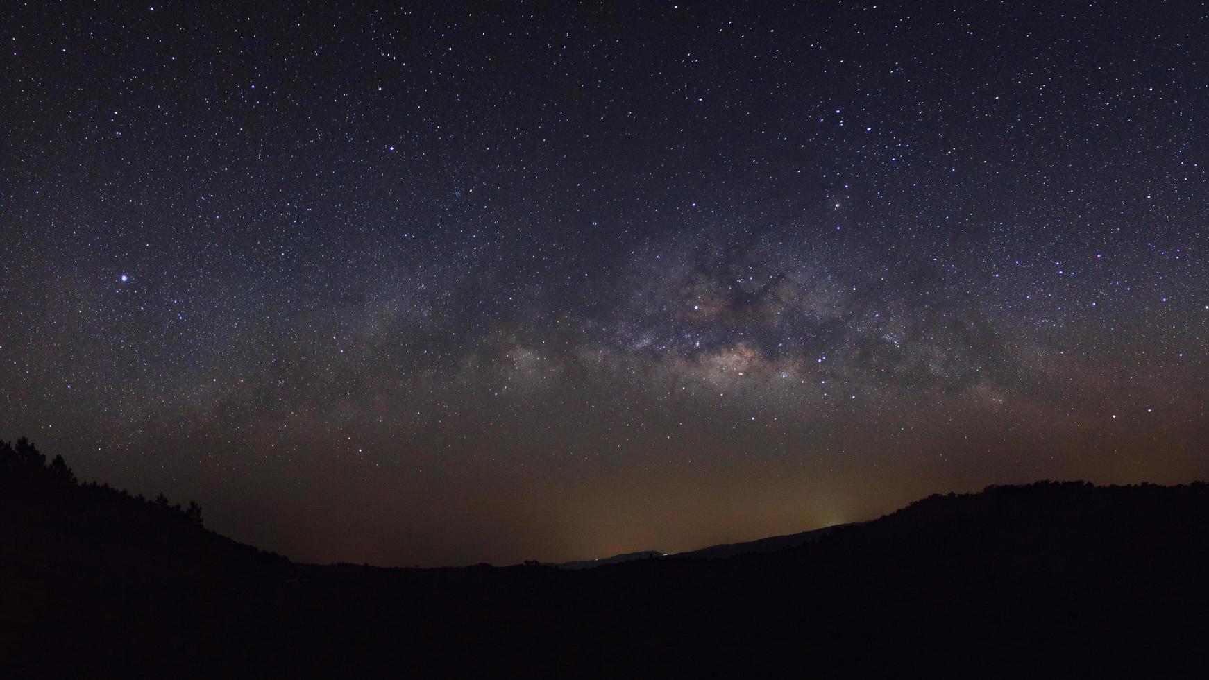 galaxie de la voie lactée avec étoiles et poussière spatiale dans l'univers, photographie longue exposition, avec grain. photo