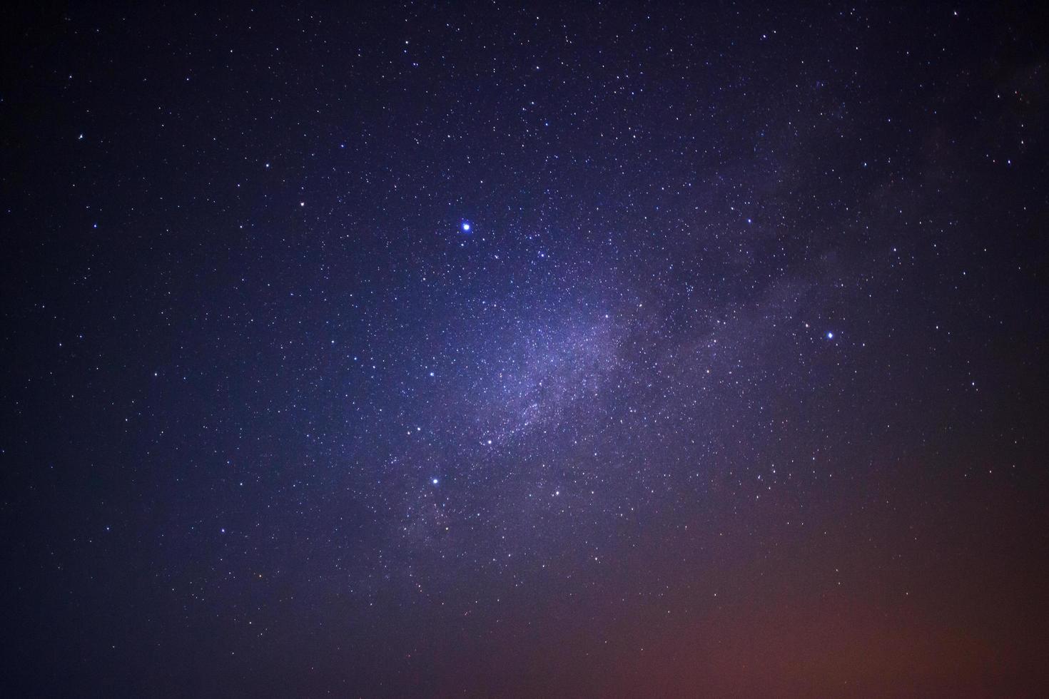 ciel étoilé et galaxie de la voie lactée avec des étoiles et de la poussière spatiale dans l'univers photo