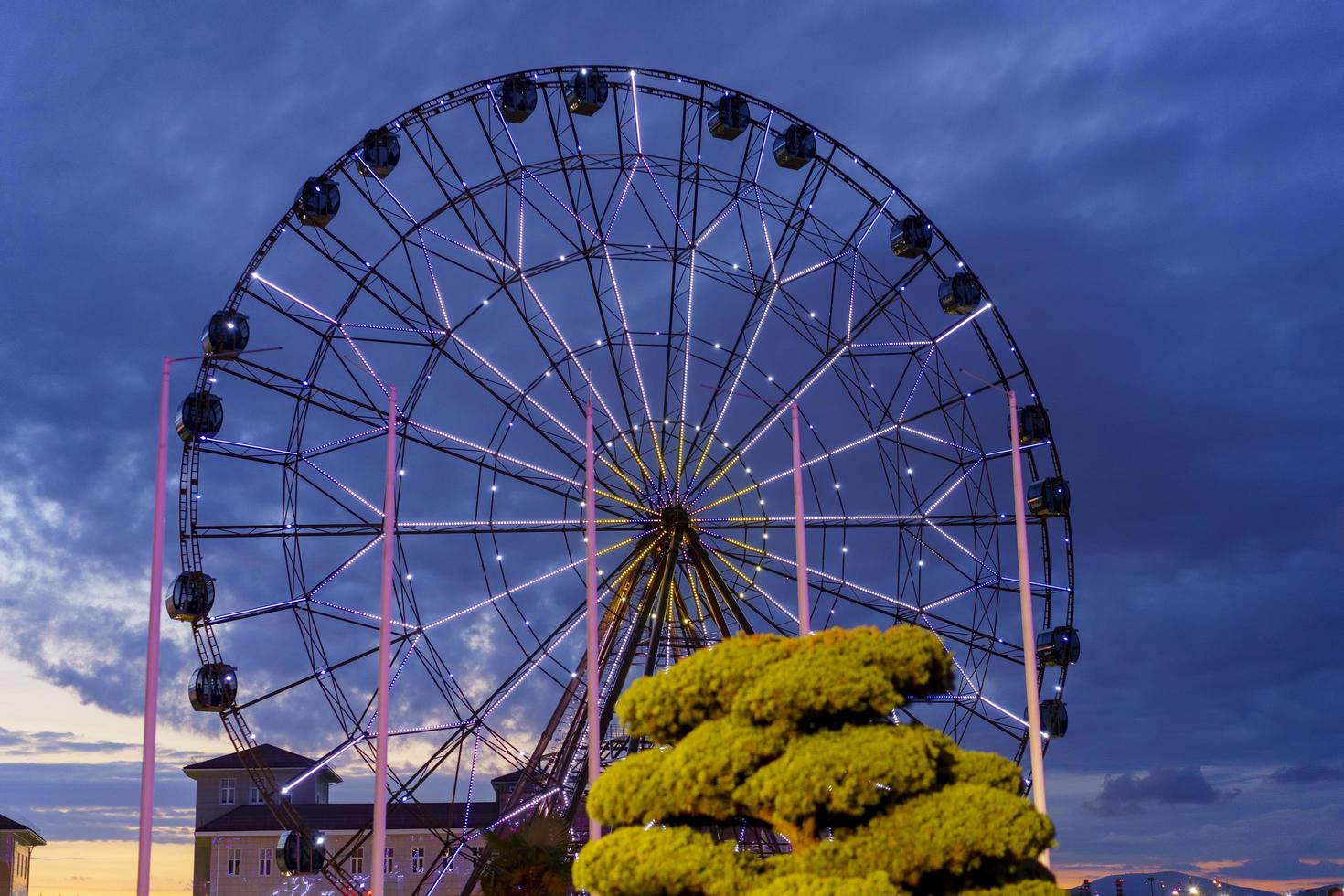 sotchi, russie - 27 juillet 2022 beau paysage nocturne avec vue sur la grande roue photo