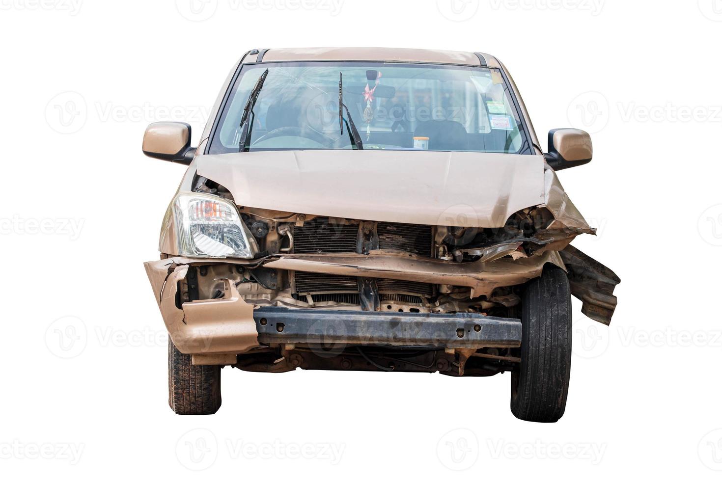 vieille voiture accidentée rouillée, isolée sur fond blanc. voiture isolée en détail. voiture cassée avec un tracé de détourage photo