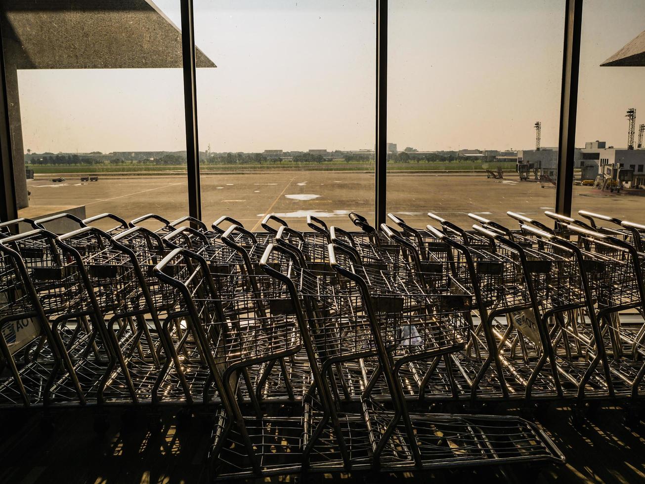 Chariot à bagages à côté de la fenêtre de l'aéroport international Don Muang Bangkok Thaïlande photo