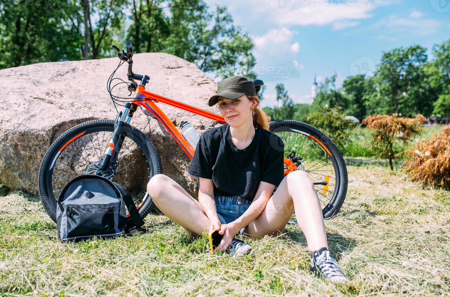 jeune femme séduisante se repose après une balade à vélo. mode de vie actif, sport photo